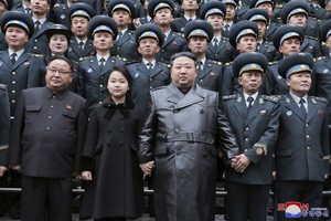 金正恩与国家航空航天技术总局人员合照留念。（图：朝中社）