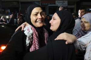 以色列释放的被扣押人员与重逢的亲人拥抱。（图：互联网）