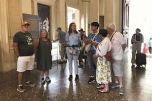 国际游客团参观胡志明市博物馆。