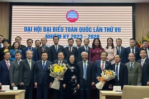 中央组织部部长张氏梅（前中）与新一届执委会合影。（图：VOV）