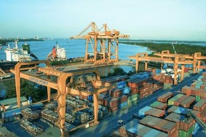 本市各港口的业务日趋繁忙，并朝绿色物流方向发展。