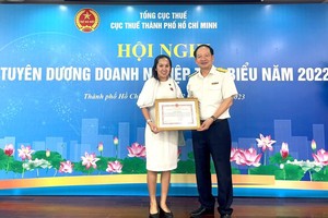 市税务局代表国家税务机关向千禧龙传媒代表颁发奖状。