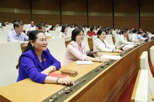 国会通过《身份证法》和《住房法》(修订)