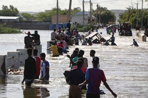 今年10月下旬，索马里所在的非洲之角进入雨季。目前同处于非洲之角的肯尼亚和埃塞俄比亚也遭遇洪灾，导致三个国家共约180人死亡。（图：互联网）