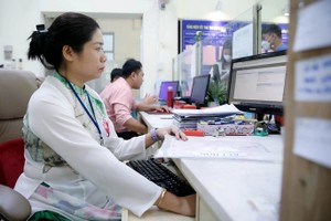 第十郡第十二坊人委会干部透过互联网受理行政卷宗。