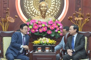 市委书记阮文年（右）接见韩国尚庆北道知事李哲宇。（图：明晋）