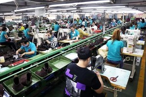 嘉定鞋品公司生产线一隅。（图：鸿达/越通社）