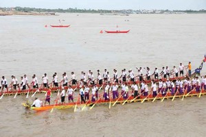 柬埔寨时隔三年隆重举办送水节