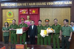 顺化市人委会武黎日（左四）向取得佳绩的顺化市公安厅集体和个人颁奖。（图：公理报）