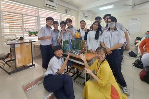 陈氏金煌与学生们应用人工智能来制作创意产品。