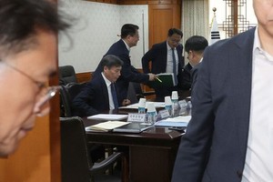 11月27日下午，为确定2024年引进外籍人力运用计划案等，第40次外籍人力政策委员会正在政府首尔办公楼举行。（图：金惠允）