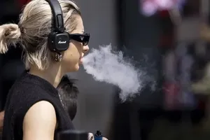 澳大利亚政府的一份声明中称，大约七分之一的14岁至17岁儿童使用电子烟。（示意图：EPA）