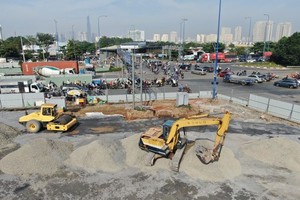 守德市安富交通枢纽项目正在加紧施工中（2023年11月22日摄）。（图：黄雄）