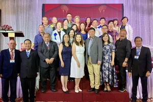 福中海内外校友合照留念。