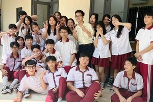 黄国强教师(中)深受众多学生的喜爱。