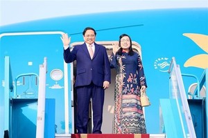 越南政府总理范明政偕夫人率越南高级代表团离开河内。（图：越通社）