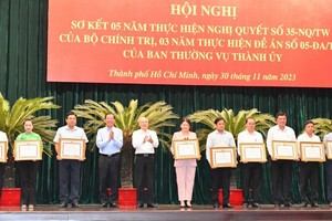 市领导向取得佳绩的集体颁授奖状。