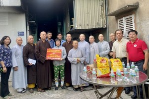 代表团向黎氏美容捐助重修房子善款。