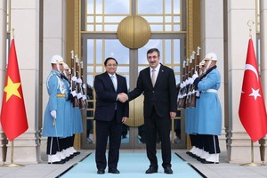 土耳其副总理杰夫代特‧伊尔马兹在安卡拉主持迎接政府总理范明政（左）的欢迎仪式。（图：越通社）