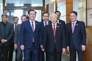 阮富仲总书记、国会主席王廷惠等领导出席闭幕式。（图：人民报）