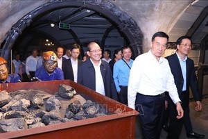 中国政协代表团参观广宁博物馆。（图：越通社）