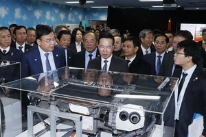 国家主席武文赏参观了九州大学的氢能国际研究中心。（图：越通社）