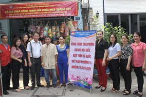 郡、坊领导和庆云南院住持周华邦向贫困户移交修缮“温情屋”工程。