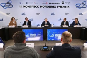 俄罗斯总统普京29日在索契的“天狼星中心”，出席第3届青年科学家大会。（图：路透社）