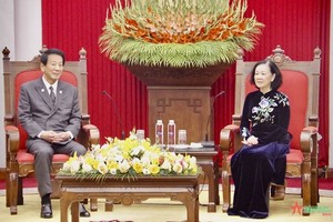 中央组织部长张氏梅（右）会见越-日特别原大使杉良太郎。（图：人民军队报）