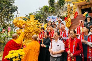 大勒宝光寺住持释振啟法师与华人热心人士向残疾人士派发礼物。