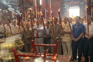 鹅贡市华人代表团赴芹苴参观交流