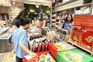 顾客在南方书店选购2024年日历。