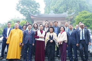 在访问我国期间，柬埔寨王国国会代表团前往参观三祝国家旅游区并同河南省领导合影留念。（图：越通社）
