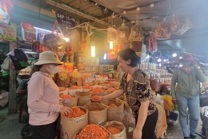 黎晋继街市年货畅销。