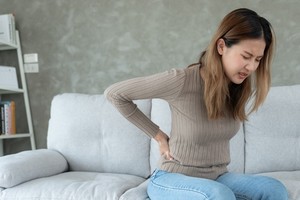 年轻人下背腰椎“刺痛到站不直”