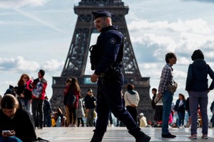 在埃菲尔铁塔，警察加紧巡逻。（图：互联网）