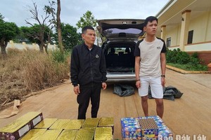 被抓获的两名歹徒及物证。（图：达乐报）