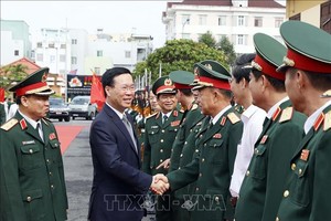 国家主席武文赏与第五军区司令部交谈。（图：越通社）