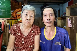 何月媚与长子黄伟文。