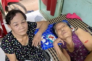 冯氏四（左）照顾关丽卿。