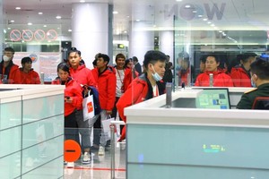 12月5日凌晨，从缅甸回国的越南公民在河内内牌国际机场办理出入境手续。（图：越通社）