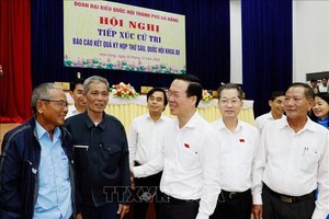 国家主席武文赏与岘港市和旺县选民交流。（图：越通社）