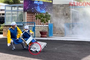 按剧本，当核研究院工作人员在运送 I-131辐射性液体药物（红圈示）时发生了事故。（图：段坚）