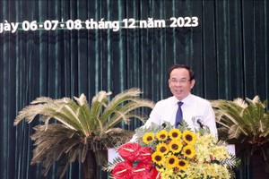 市委书记阮文年会上致辞。