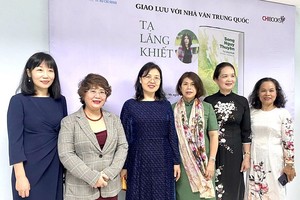 《双桅船》作者谢凌洁（左四）与市作协领导、中国驻本市总领馆代表和和丽芝公司领导合照。