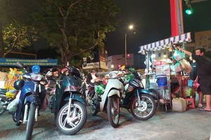 人行道上的粿条汤车生意红火。