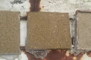 废弃稻谷加旧报纸成环保建筑隔热材