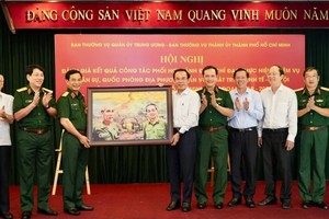 国防部长潘文江大将与市委书记阮文年赠送纪念品。（图：黄雄）