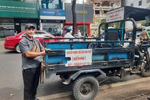 阮英诗与自己的三轮卡车。