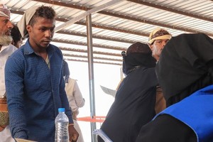 2023年11月，也门平民在粮食计划署的粮食分发点排队。（图：世界粮食计划署）